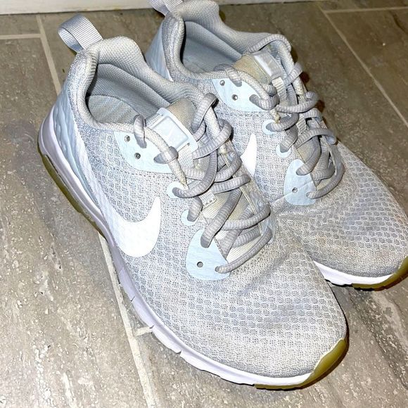 woman’s nike shoes - Picture 2 of 5